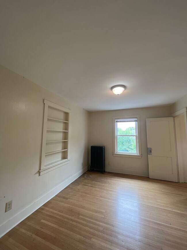 Building Photo - Two Bedroom apartment near engineering and...