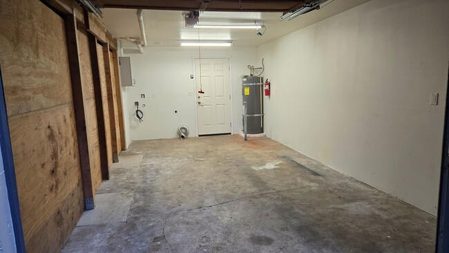 Building Photo - 2 bedroom 1 1/2 bath apartment in Thurston...