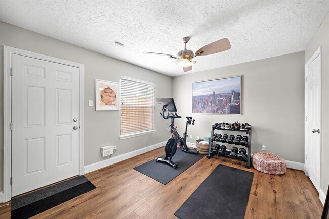 Building Photo - 909 W 21st St