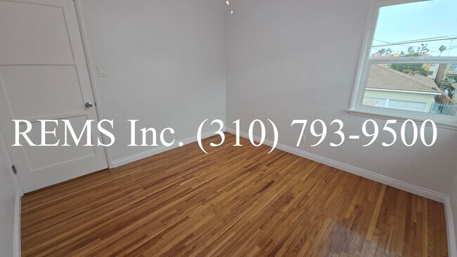 Building Photo - Bright and Renovated Upstairs Apartment w/ Laundry & Parking