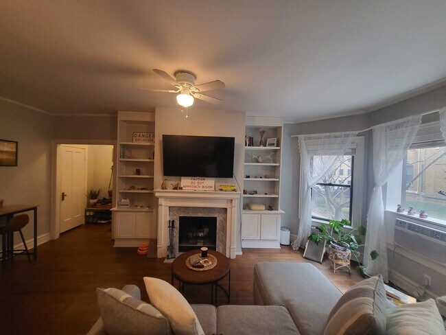Building Photo - 547 W Brompton Ave