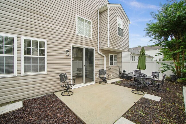 Building Photo - Located in Highland Creek