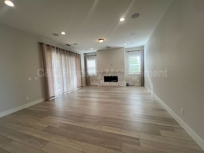 Building Photo - 2996 Minaret Wy