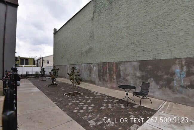 Building Photo - 1236 E Columbia Ave