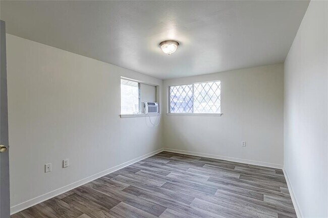 Building Photo - 5311 Pine Ave