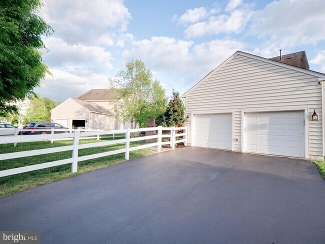Building Photo - 41397 Windybush Dr
