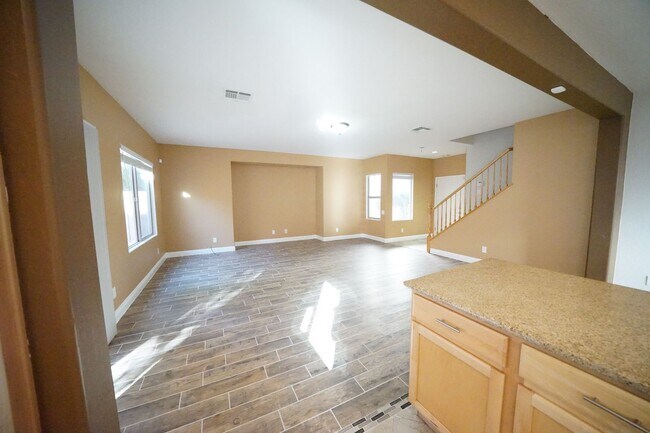 Building Photo - Showings Available NOW