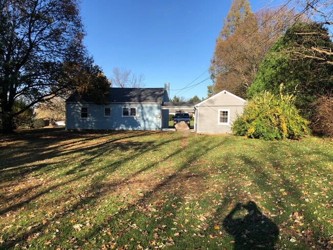 Building Photo - Beautiful Remodeled Ranch Home on 1/2 Acre...