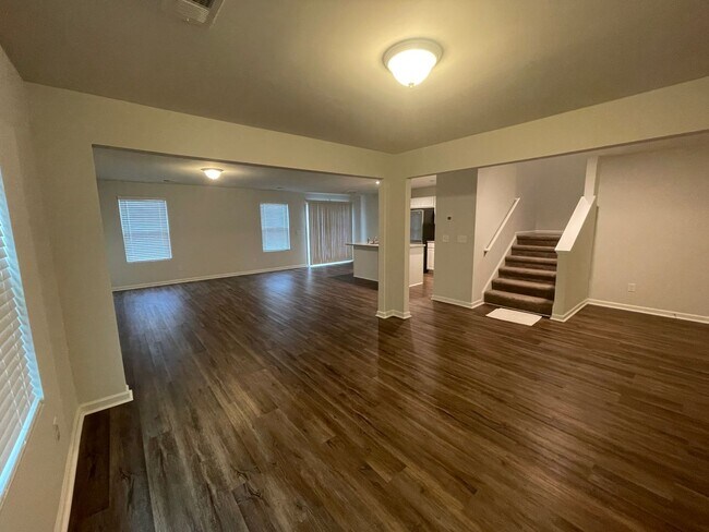 Building Photo - 3 bedroom home in Lexington area! Available in June