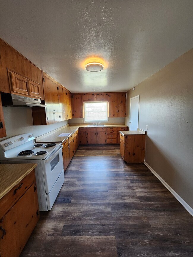 Building Photo - 3 bed 2 bath home with 1 car garage