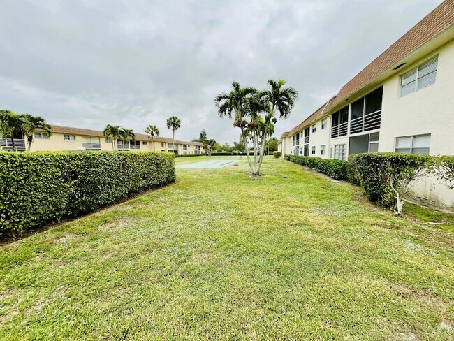 Building Photo - 9911 SW Sandalfoot Blvd