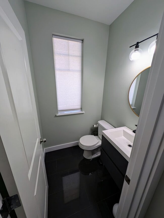 Building Photo - Stylish & Convenient Living - Bremerton 4 ...