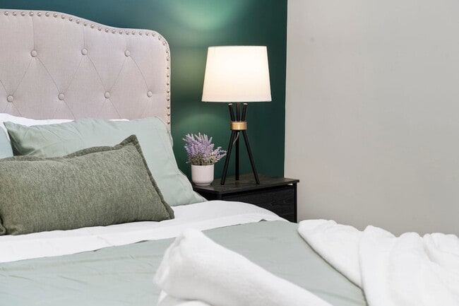 Building Photo - 1900 W 17th St