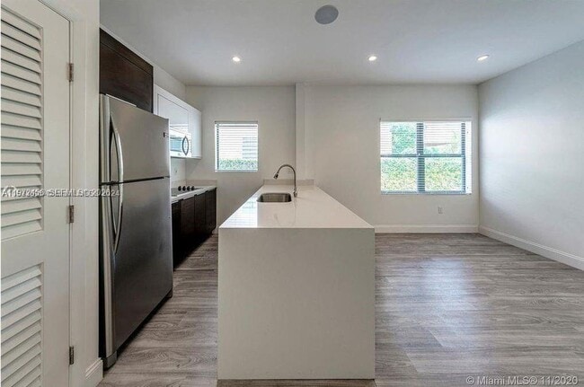 Building Photo - 473 Mendoza Ave