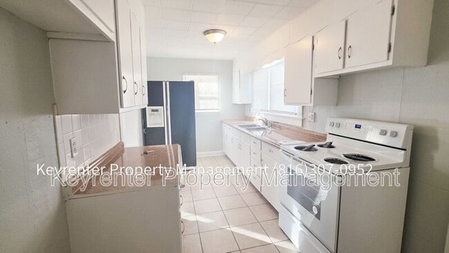 Building Photo - 926 S Logan Ave