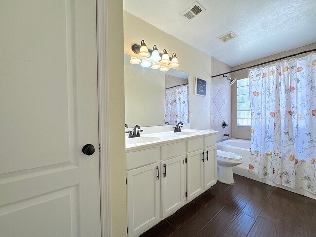 Building Photo - East El Paso 4 bed Refrig A/C close to Park!