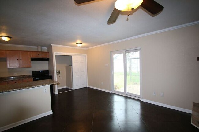 Building Photo - ~ Gorgeous 3 Bedroom 2 Bathroom Home ** La...
