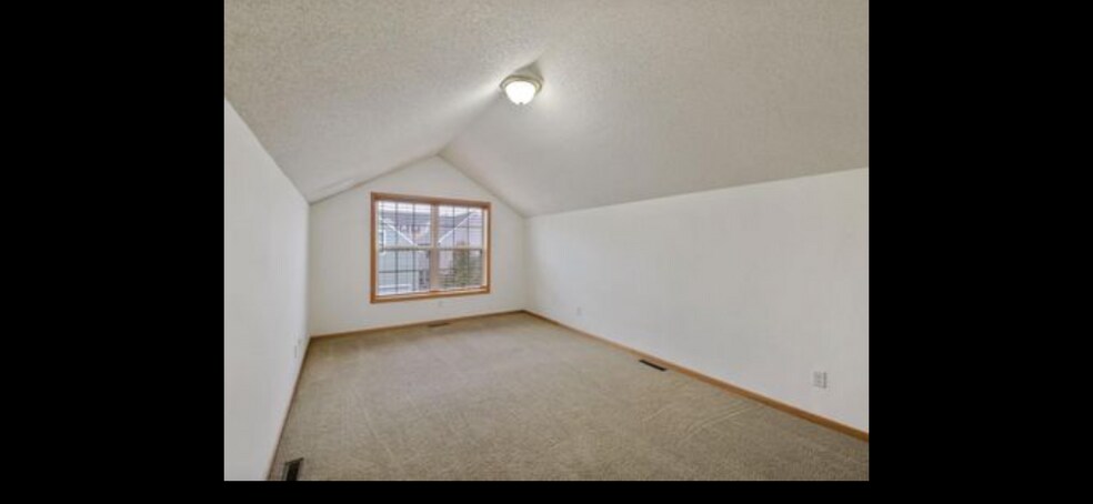 Building Photo - 10012 Iris Ln