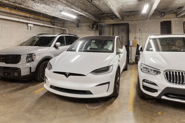 Building Photo - 736 W Melrose St