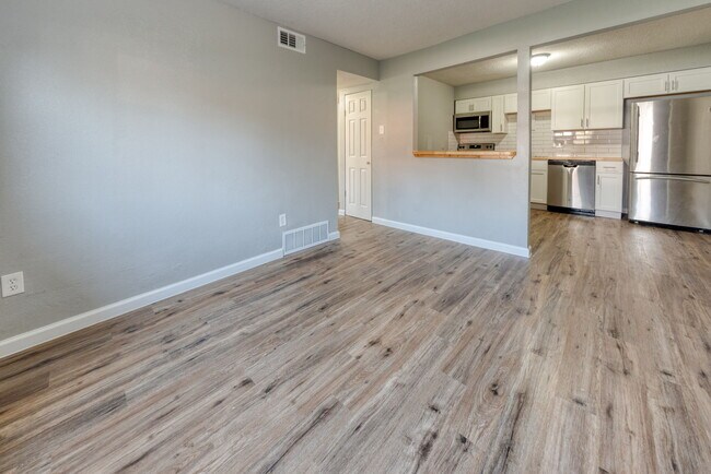 Building Photo - 2040 Yale Ave