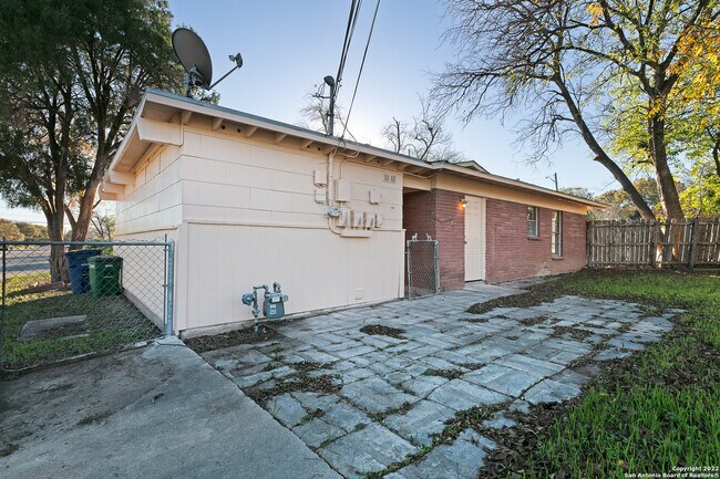 Building Photo - 1603 Peterson Ave