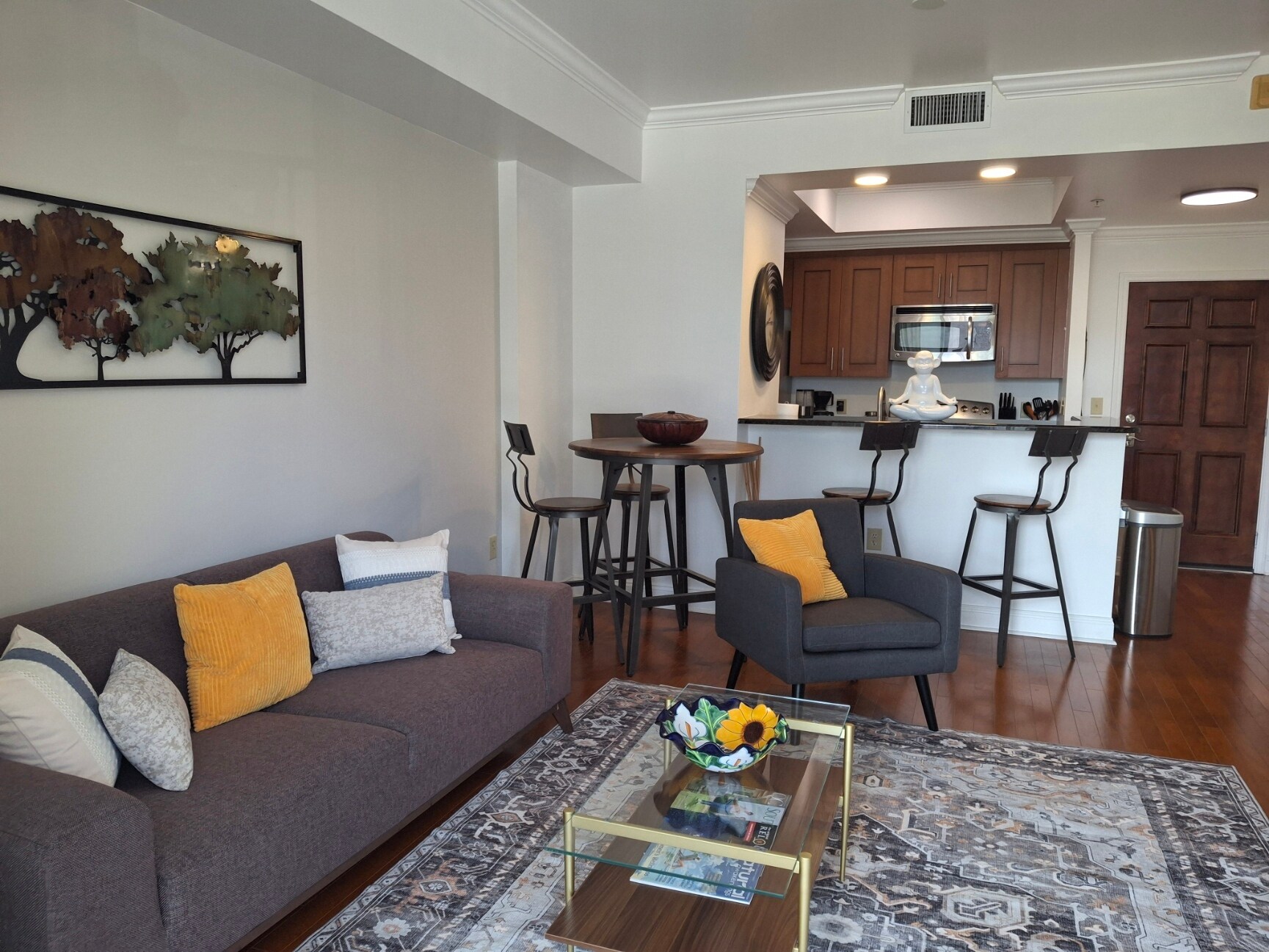 Building Photo - 300 W 5th St