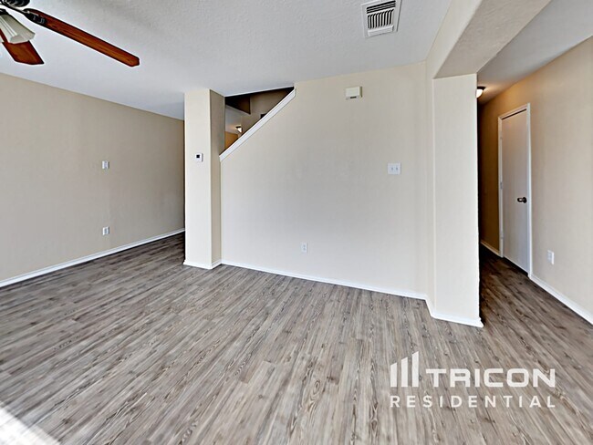 Building Photo - 2107 Hollow Cir