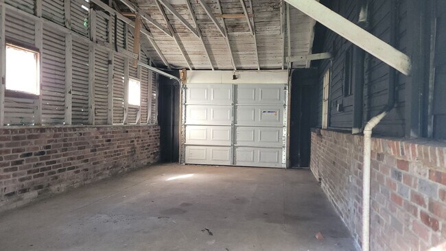 Building Photo - 2 bedroom 1 bath house - 3 minutes from No...