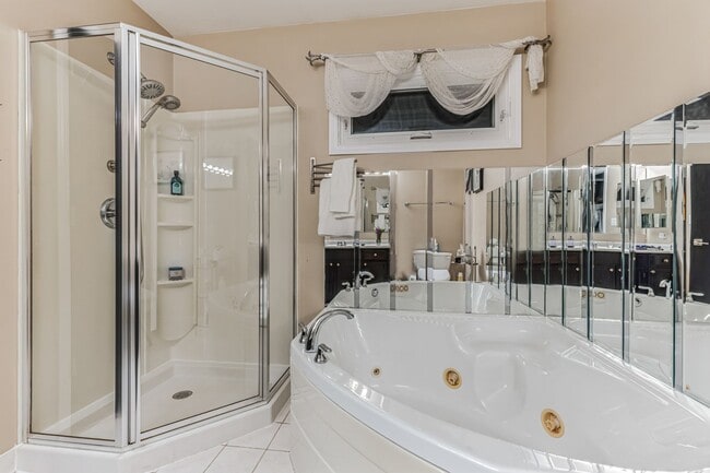Building Photo - Fully Furnished 4 Bedroom 2.5 bathroom home in Bloomingdale