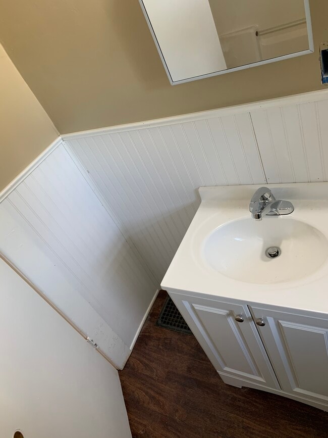 Building Photo - 248 Maple Ave