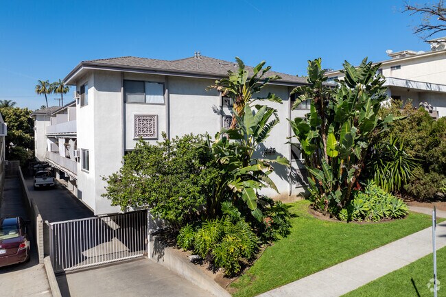 Primary Photo - 1355 N Poinsettia Pl