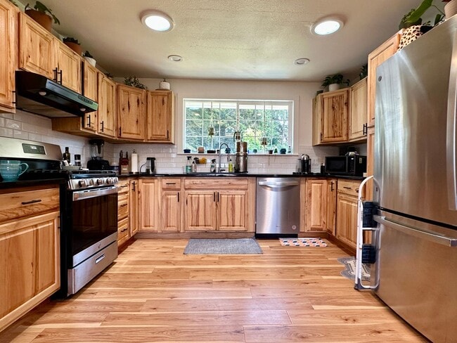 Building Photo - Beautifully Remodeled Home Backing Up to t...