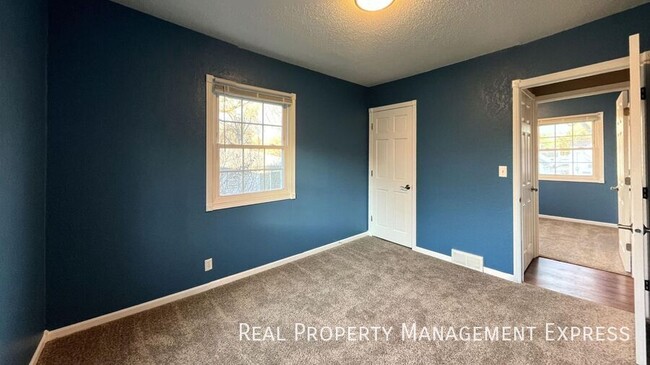 Building Photo - 3 Bedroom 1 Bathroom Single Family Home ne...