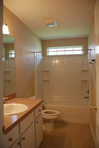 Hall bath - 145 White Dogwood Ln