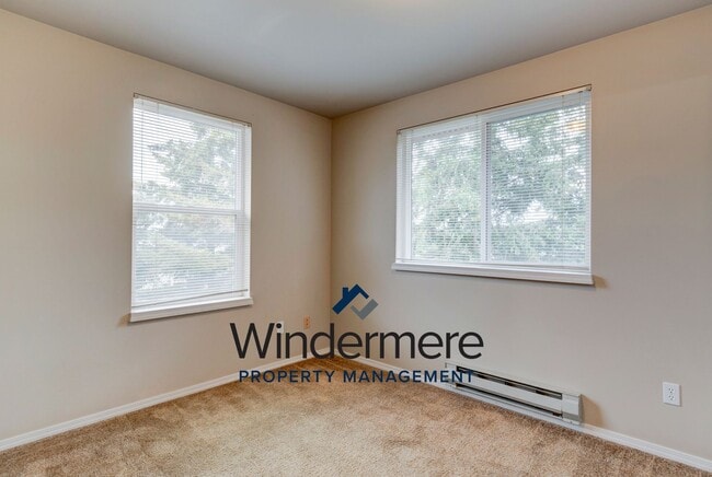 Building Photo - 2 Bed + Den/Office  2 Bath Condo W/S/G Inc...