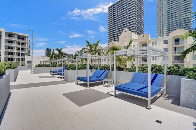 Building Photo - 480 NE 30th St