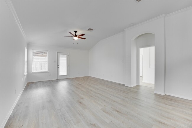 Building Photo - 2410 Lakecrest Town Dr