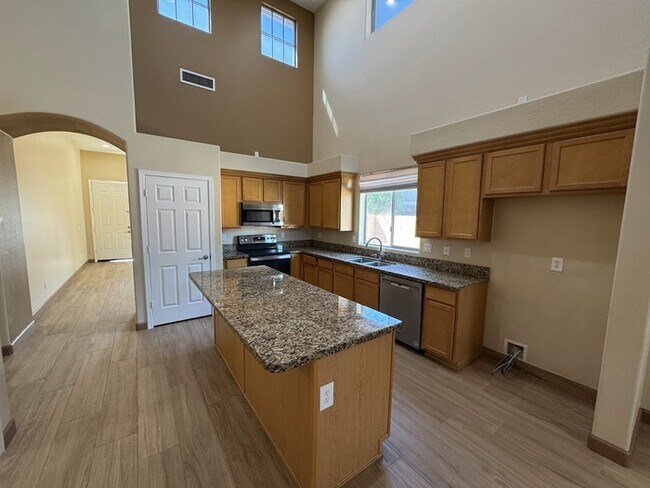 Building Photo - Gilbert Four Bedroom