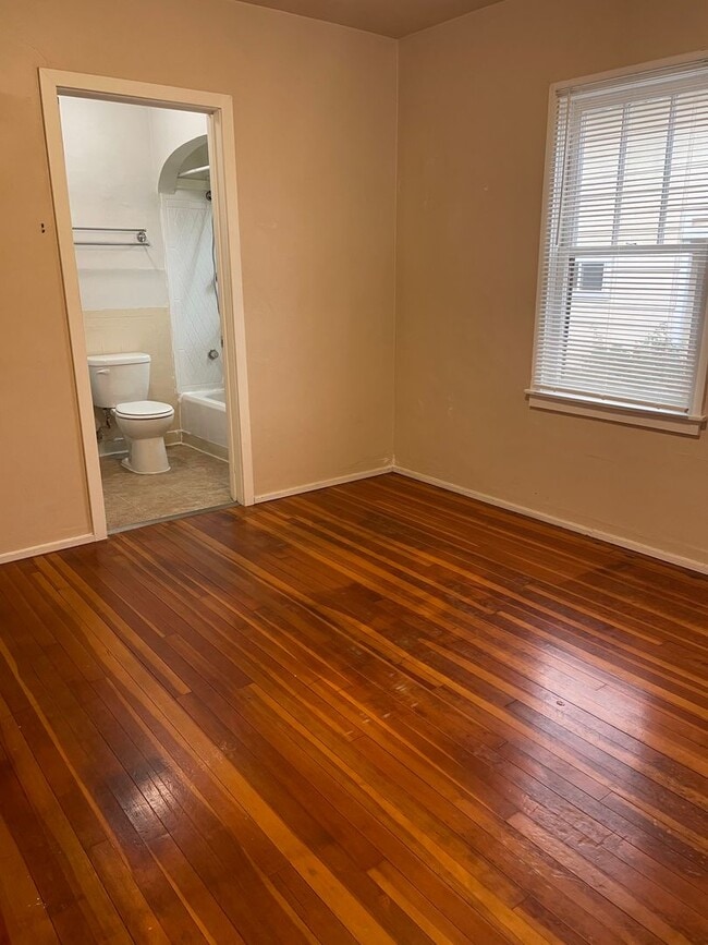 Building Photo - CHARMING 2 BED 1.5 BATH HOME IN DOWNTOWN AREA