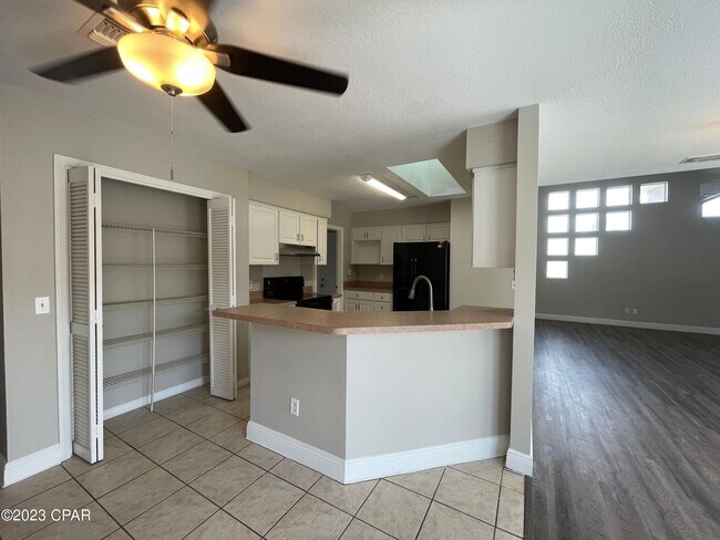 Building Photo - 122 Treasure Palm Dr