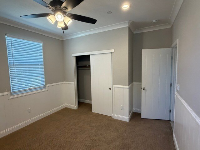 Building Photo - Gorgeous 3 Bedroom 3 Bathroom Plus Loft Area Home