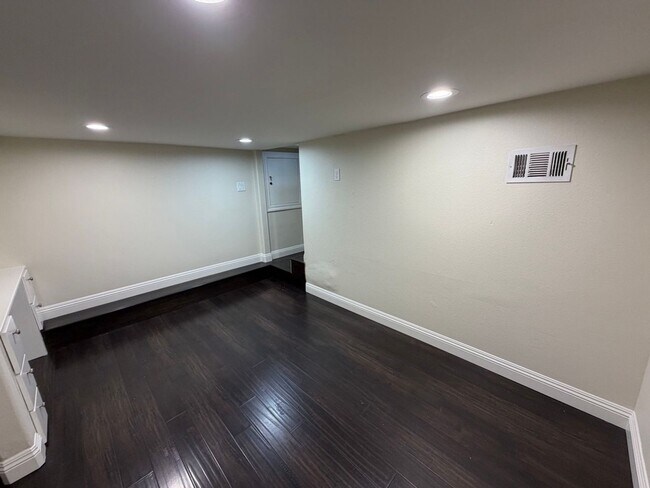 Building Photo - 114 N 12th Ave