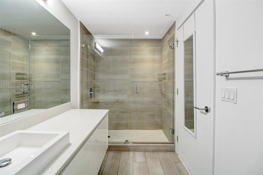 Building Photo - 1600 SW 1st Ave