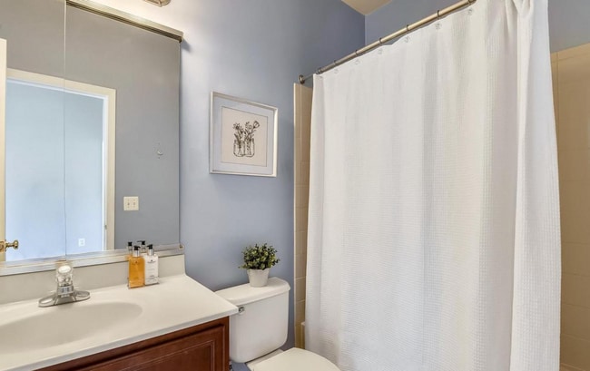 Building Photo - Stunning 2bd/2.5ba TH nestled within the prestigious Belmont Country Club!