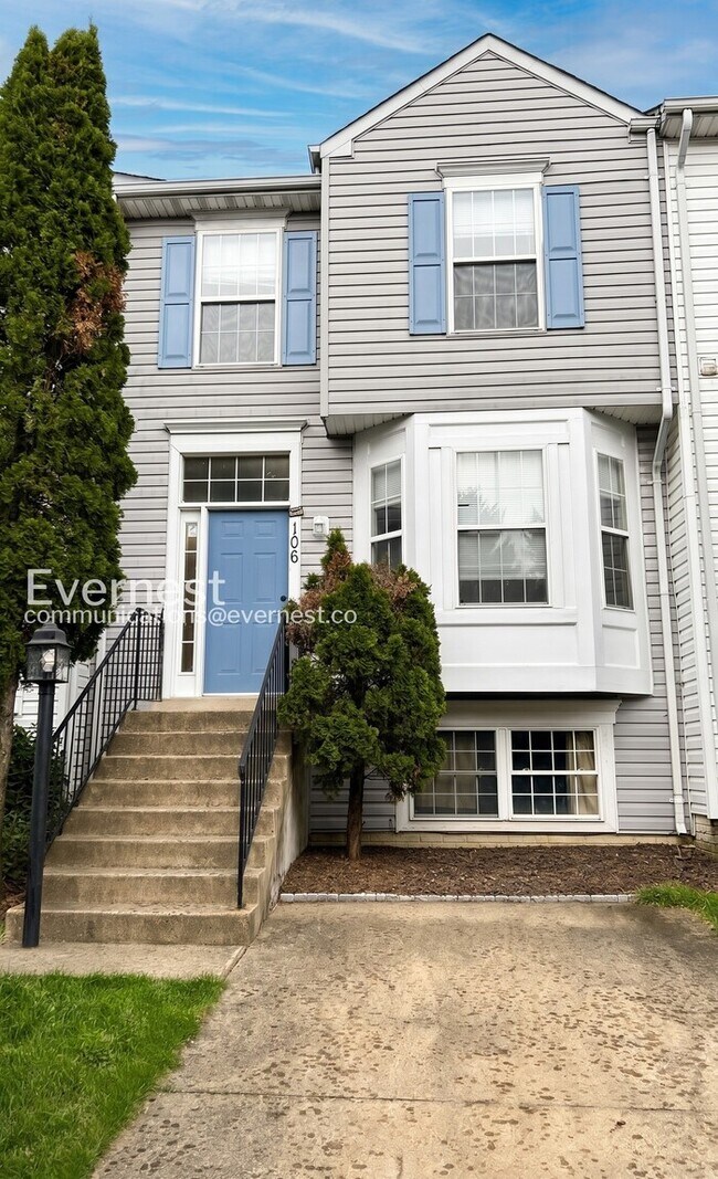 Building Photo - 3 Bed/3.5 Bath Town Home with Modern Amenities / Pet-Friendly / Available Soon!