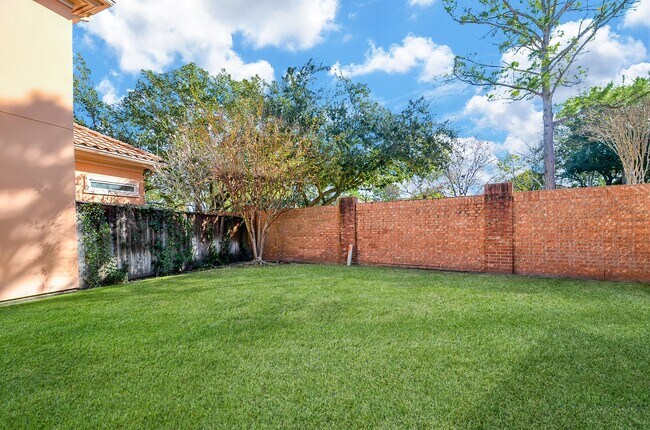 Building Photo - 2826 Tudor Manor