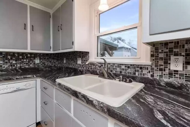 Building Photo - 705 Draper St