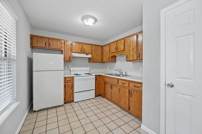 Building Photo - 1836 Kendall Ln