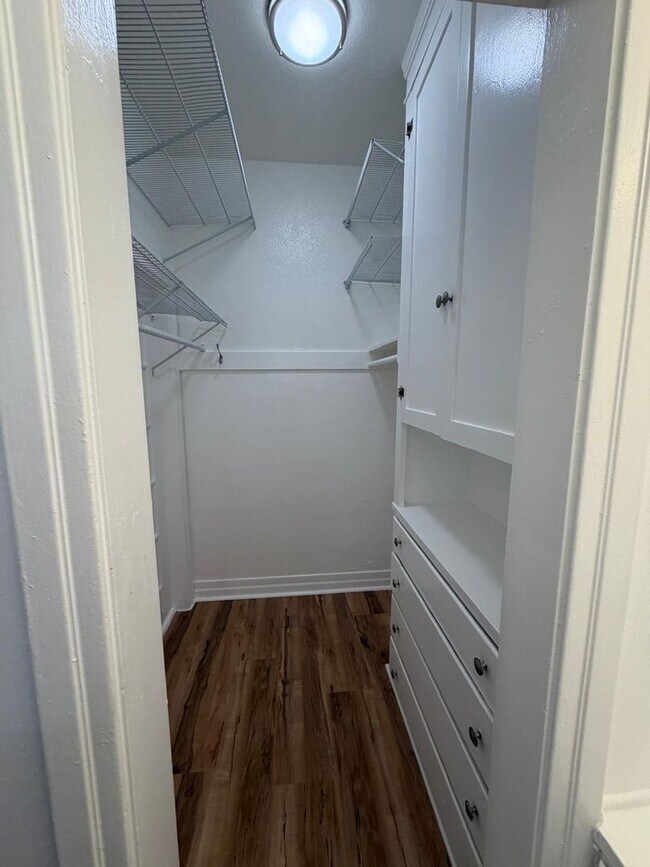 Interior Photo - PINNACLE APEX-1316 LEMOYNE STREET
