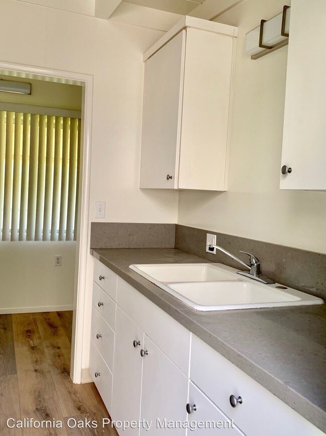 Building Photo - 409 E Oak St